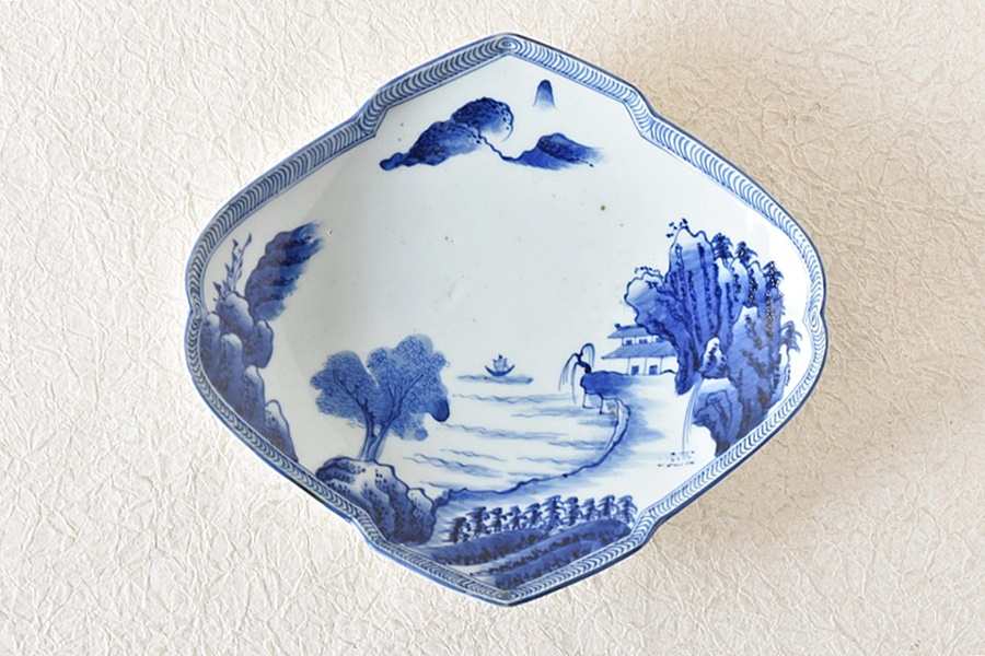 伊万里焼 三つ足 金彩 染付 山水画 伊万里焼 三つ足 金彩 染付 山水画