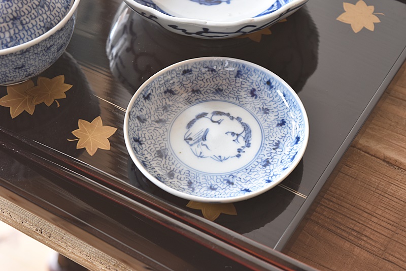 古伊万里 染付 微塵唐草 成化年製文 小皿 - 生活骨董と古布の