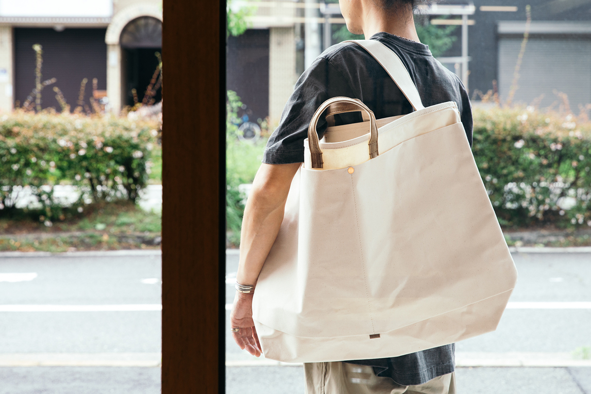 This is a(n)とのコラボレーションによるBase Tote | Anchor Bridge