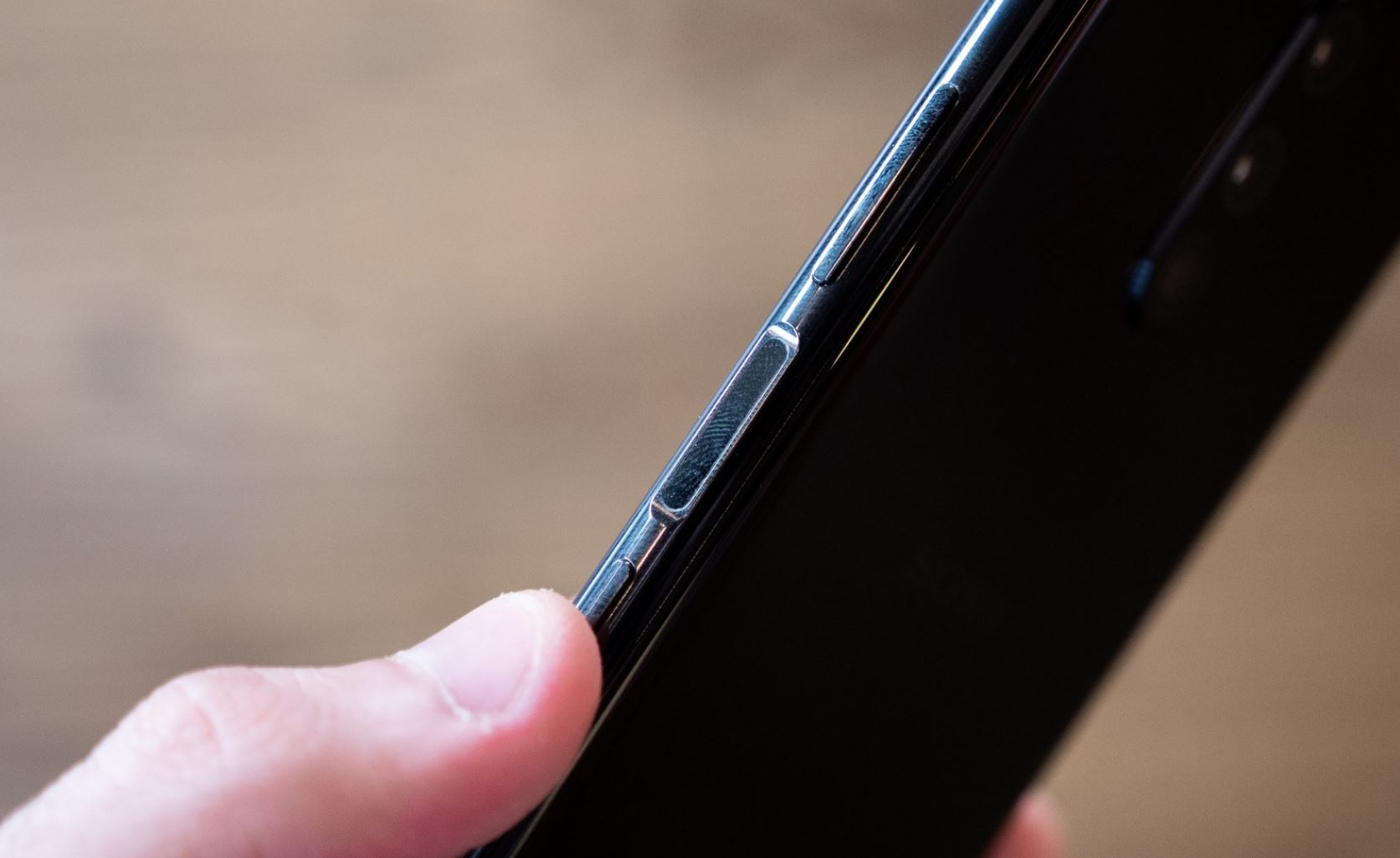 Xperia 1やXperia 5の指紋センサー不具合の原因が判明、「セロテープ