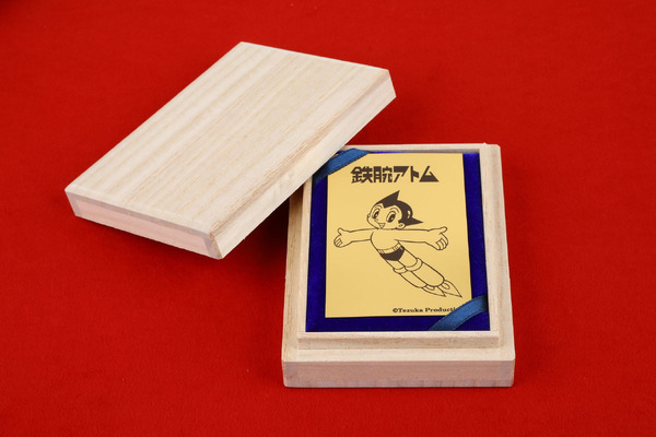 約4万円で「鉄腕アトム」「ブラック・ジャック」手塚キャラが純金