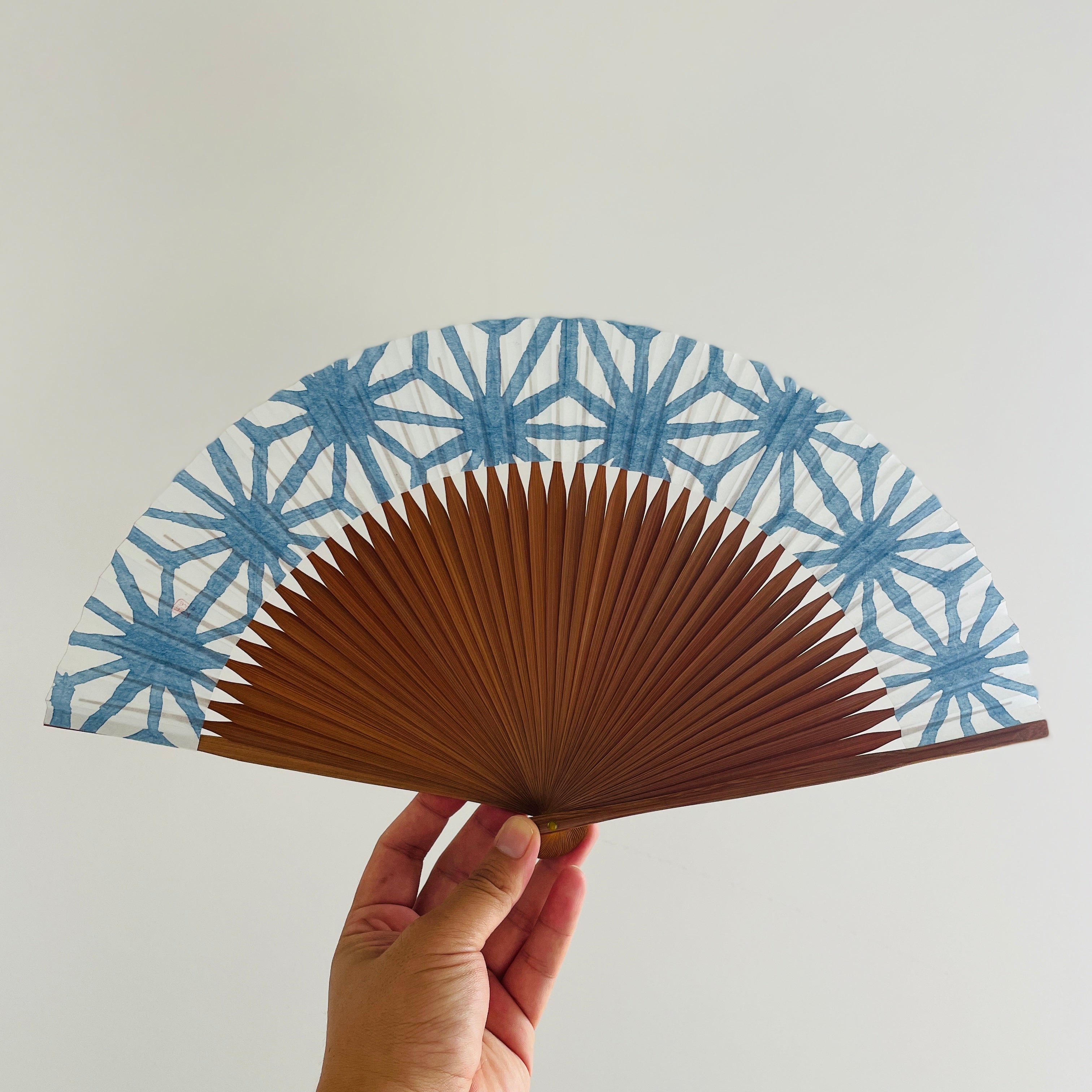 甲州和紙] 草木染紙扇子 [藍/麻の葉模様] ＜男性向けサイズ＞ – 麻市