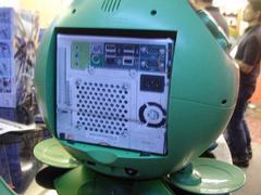 ASCII.jp：光る！喋る！……キューブ型ベアボーンPCが収納可能な実物大の