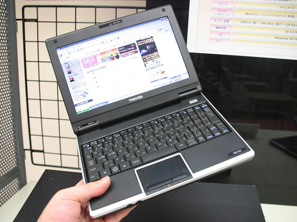 ASCII.jp：ついに国産が！「TOSHIBA」ロゴを背負ったNetBook (1/2)