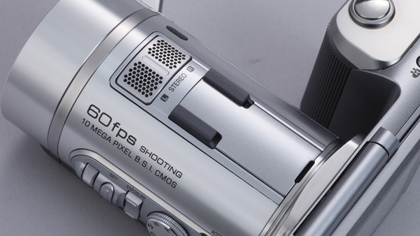 ASCII.jp：ビデオカメラとコンデジが高度に融合!? JVC「GC-PX1」 (1/3)
