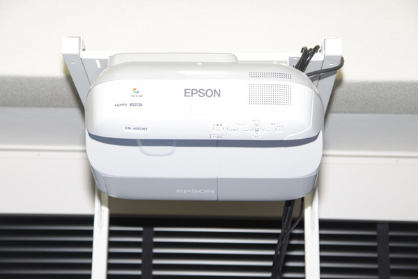 ASCII.jp：エプソン、最短18.7cmの距離から投射できるプロジェクターを発表