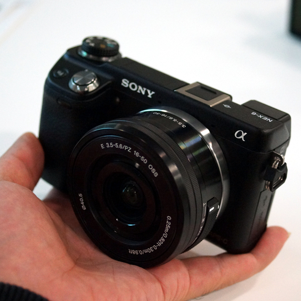 ASCII.jp：無線LAN内蔵のミラーレス一眼「NEX-5R/6」が発売に (1/2)