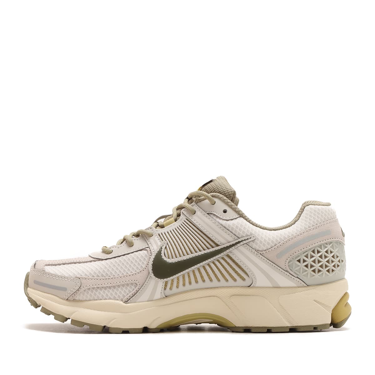 NIKE ZOOM VOMERO 5 LIGHT BONE/MEDIUM OLIVE-NEUTRAL OLIVE（ナイキ