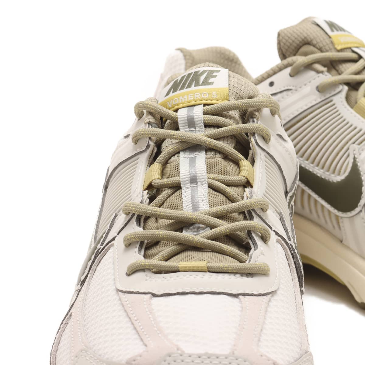 NIKE ZOOM VOMERO 5 LIGHT BONE/MEDIUM OLIVE-NEUTRAL OLIVE（ナイキ