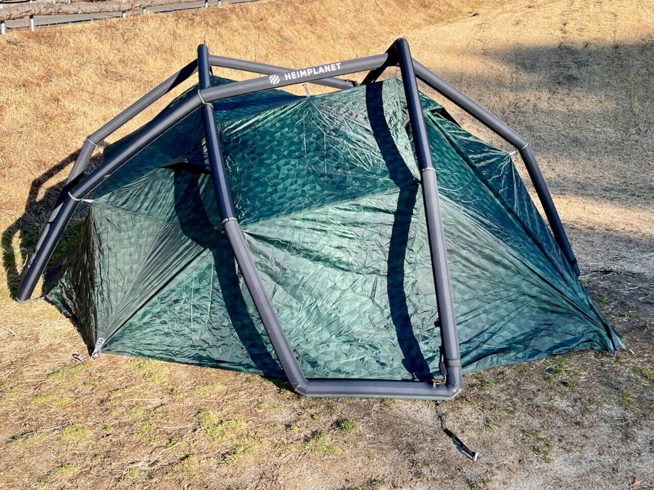 ヘイムプラネットの空気を入れるだけで設営完了するエアフレームテント