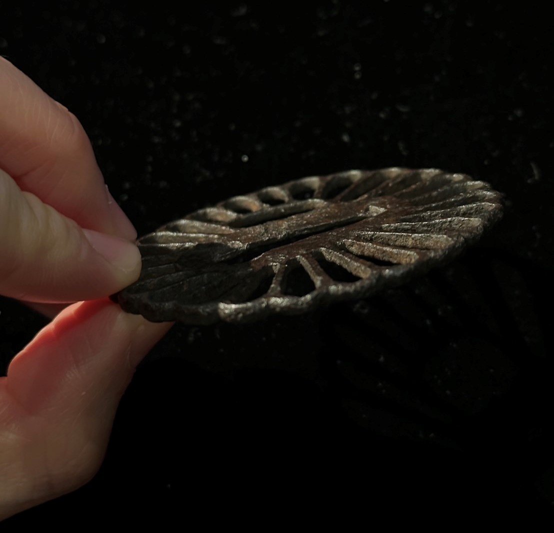 この菊花透の鉄鐔はいつ頃のものなのか考察｜刀箱師の日本刀ブログ