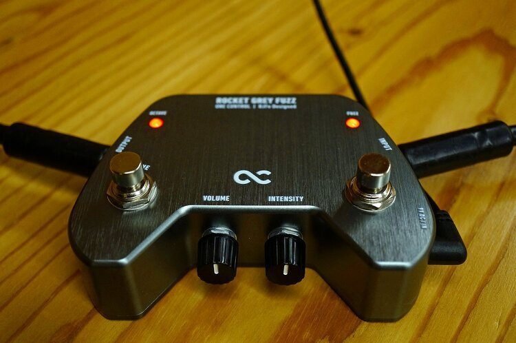 これが新時代のオクターブファズ！One Control Rocket Grey Fuzz、坂本