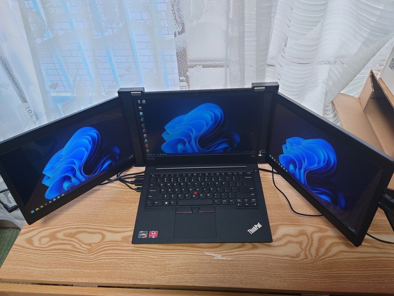 だいたいどこでもノートPCを3画面化：JAPANNEXT Tri-Screen マルチ