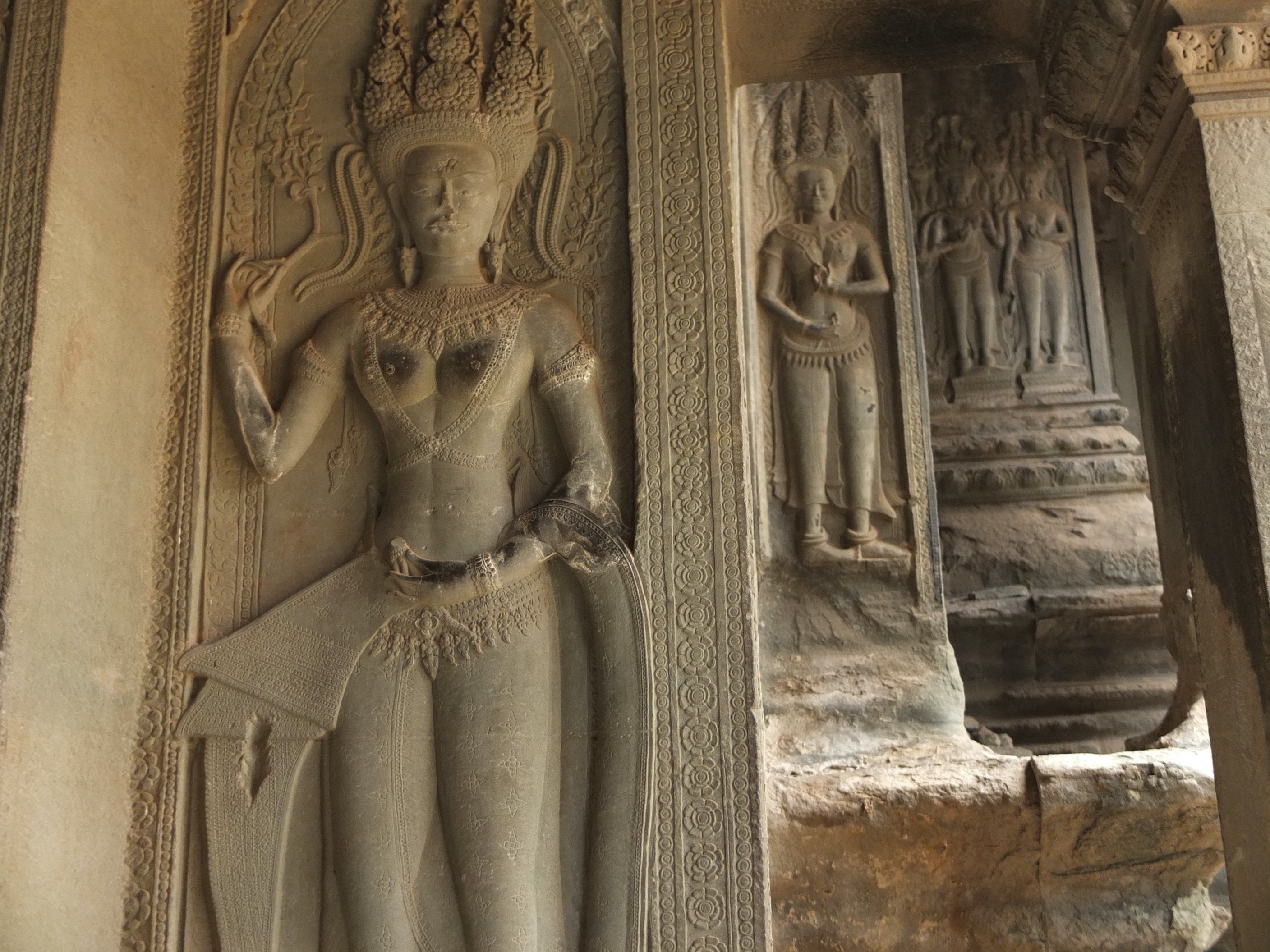 遺跡探訪46】クメール少数民族の女性像（アンコールワット第一回廊東面