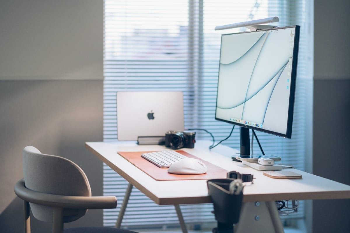 BenQ ScreenBar Pro (シルバー) モニターライト ScreenBar Pro | 製品