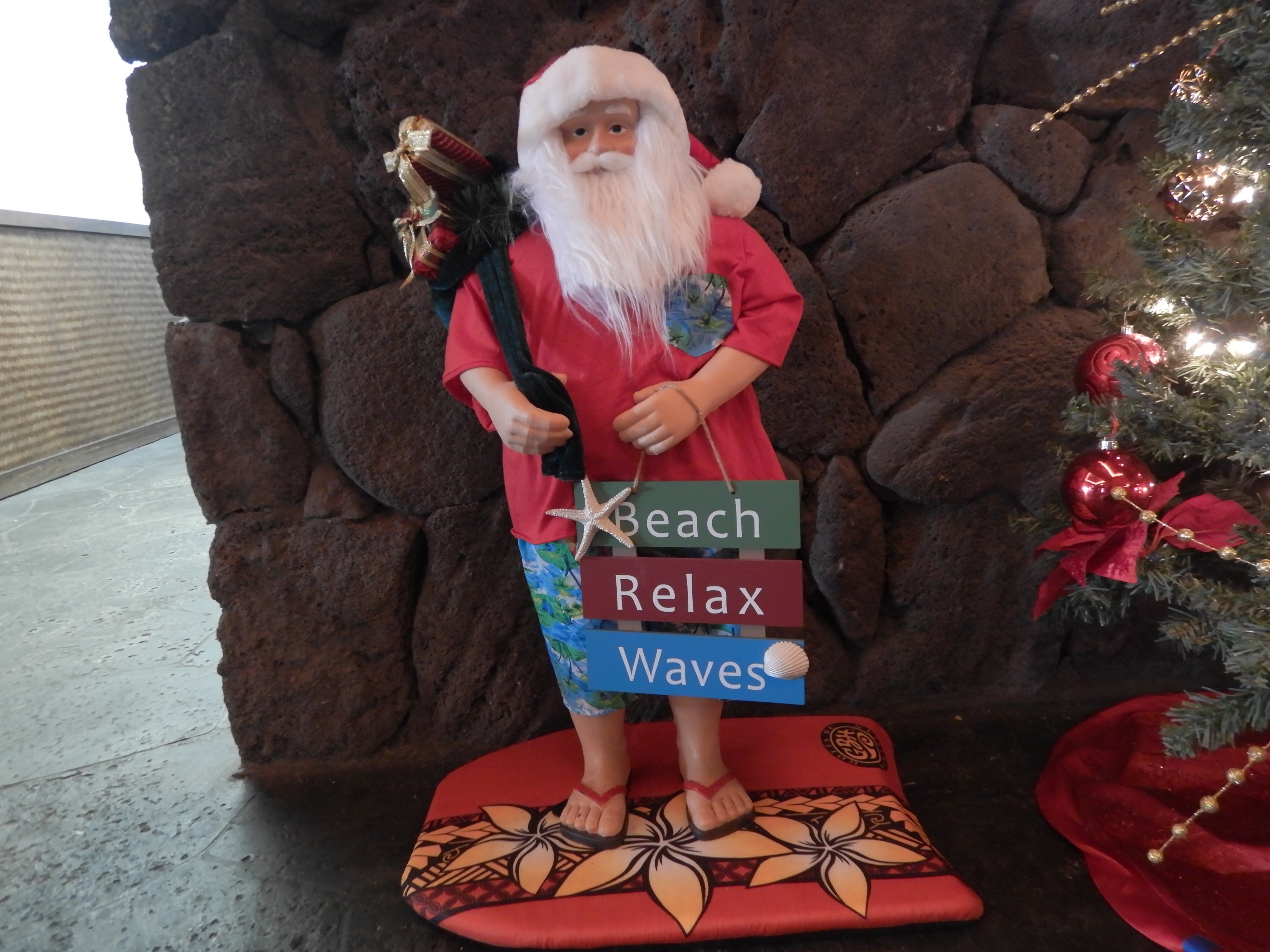 ハワイのサンタクロースは、アロハシャツにビーチサンダルでリラックス