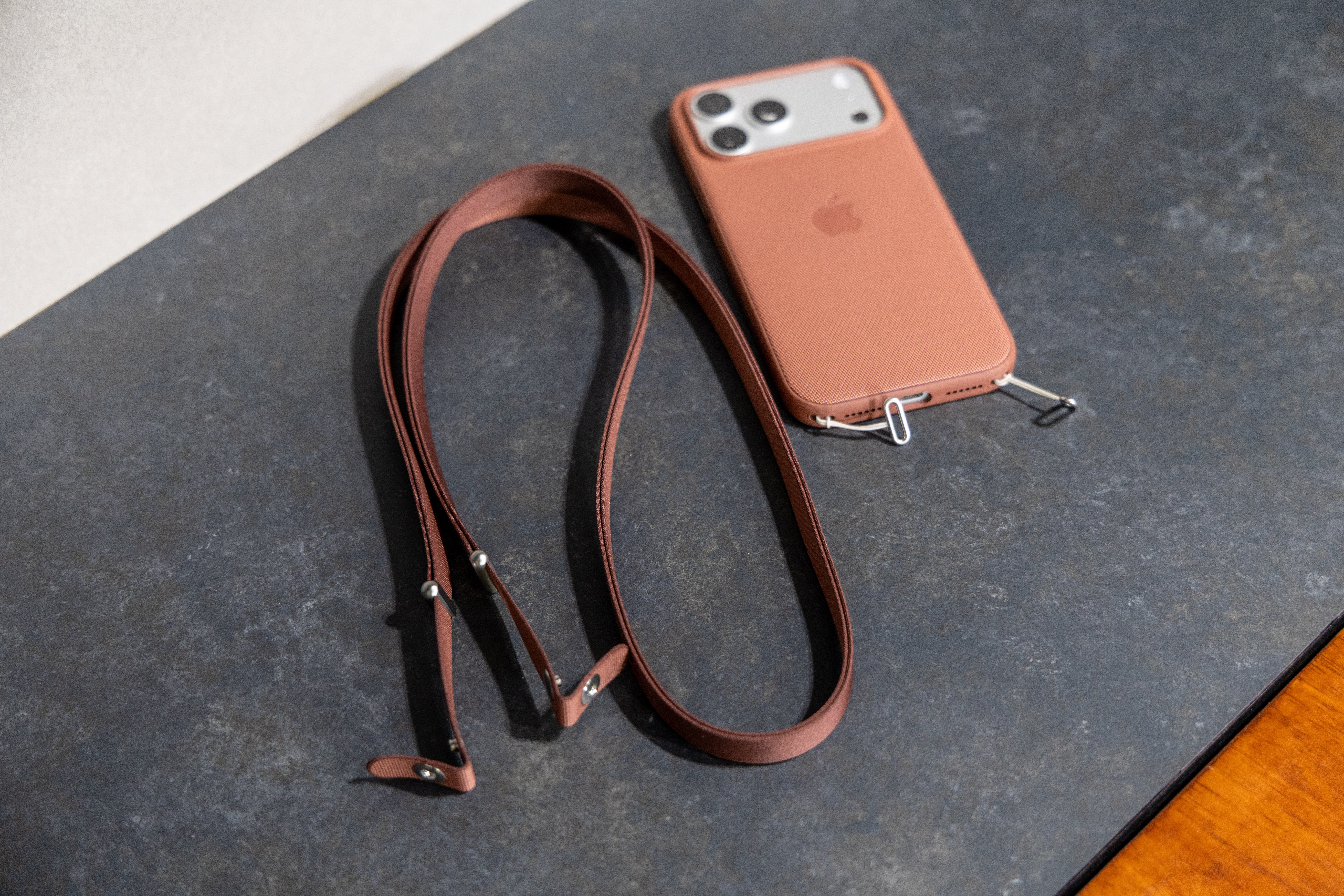 1万円の紐】Appleクロスボディストラップを買ったのでレビュー｜まつりくん