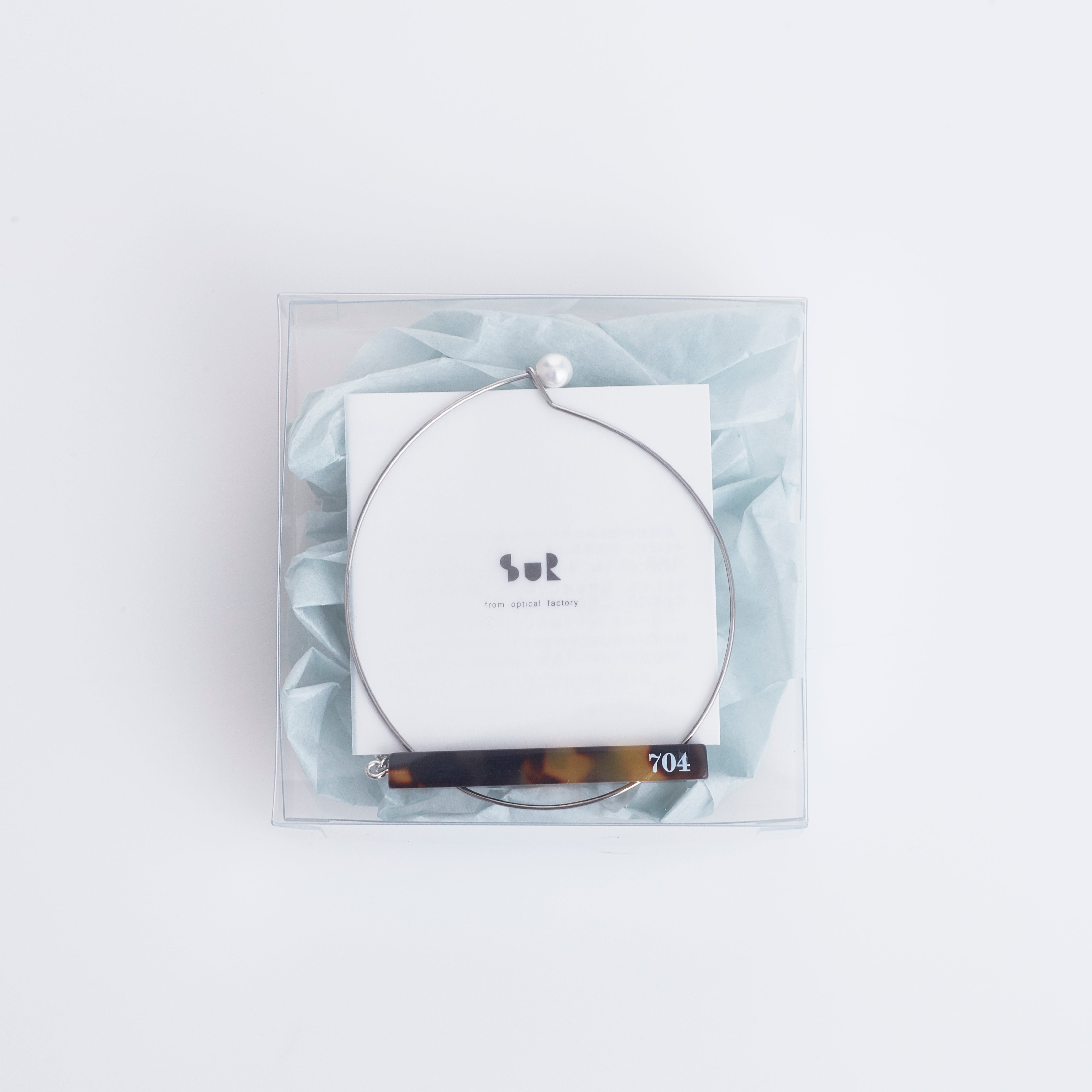 Aquvii × Sur. コラボ「Hotel key」アクセサリー | 松村北斗さん着用