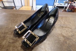 Roger Vivier（ロジェヴィヴィエ）黒エナメルパンプスをハーフラバー