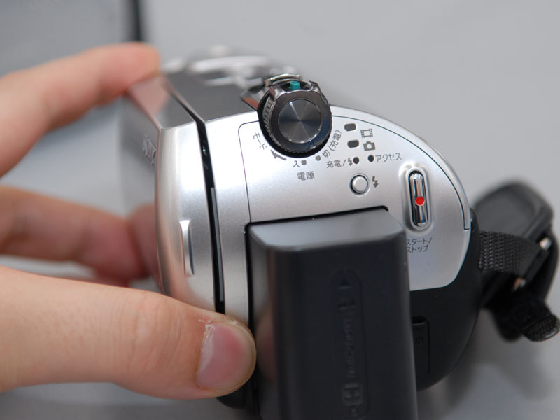 ソニー、SD録画対応の40GB HDDカム「DCR-SR300」