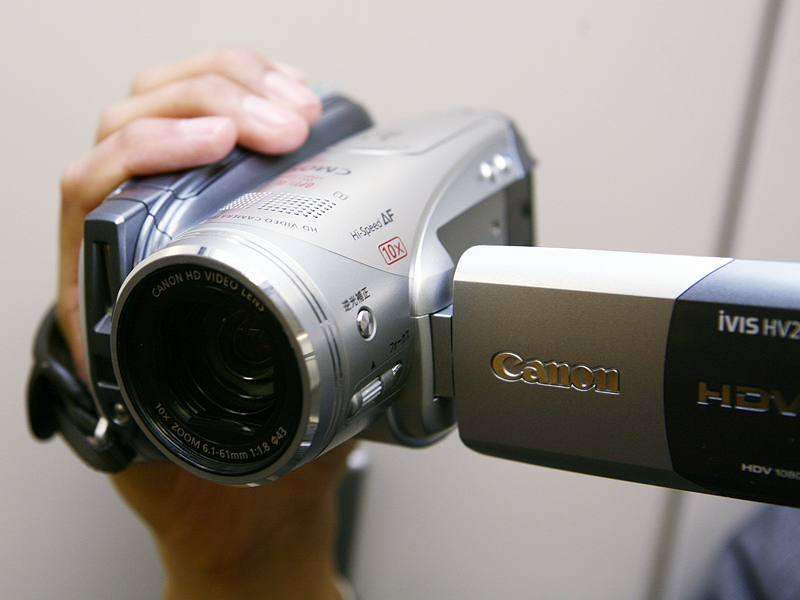 キヤノン、感度が向上した横型HDVカメラ「iVIS HV20」