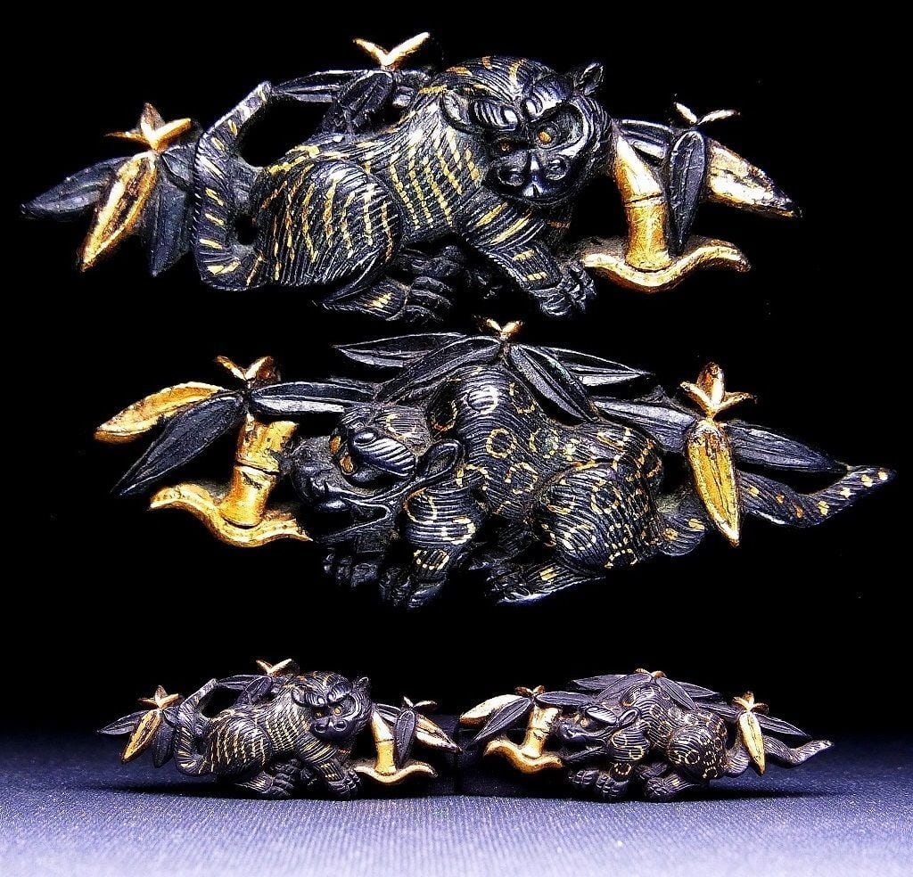 赤銅地容彫竹に虎図目貫 京金工 | 松風刀装店 antiques matsukaze