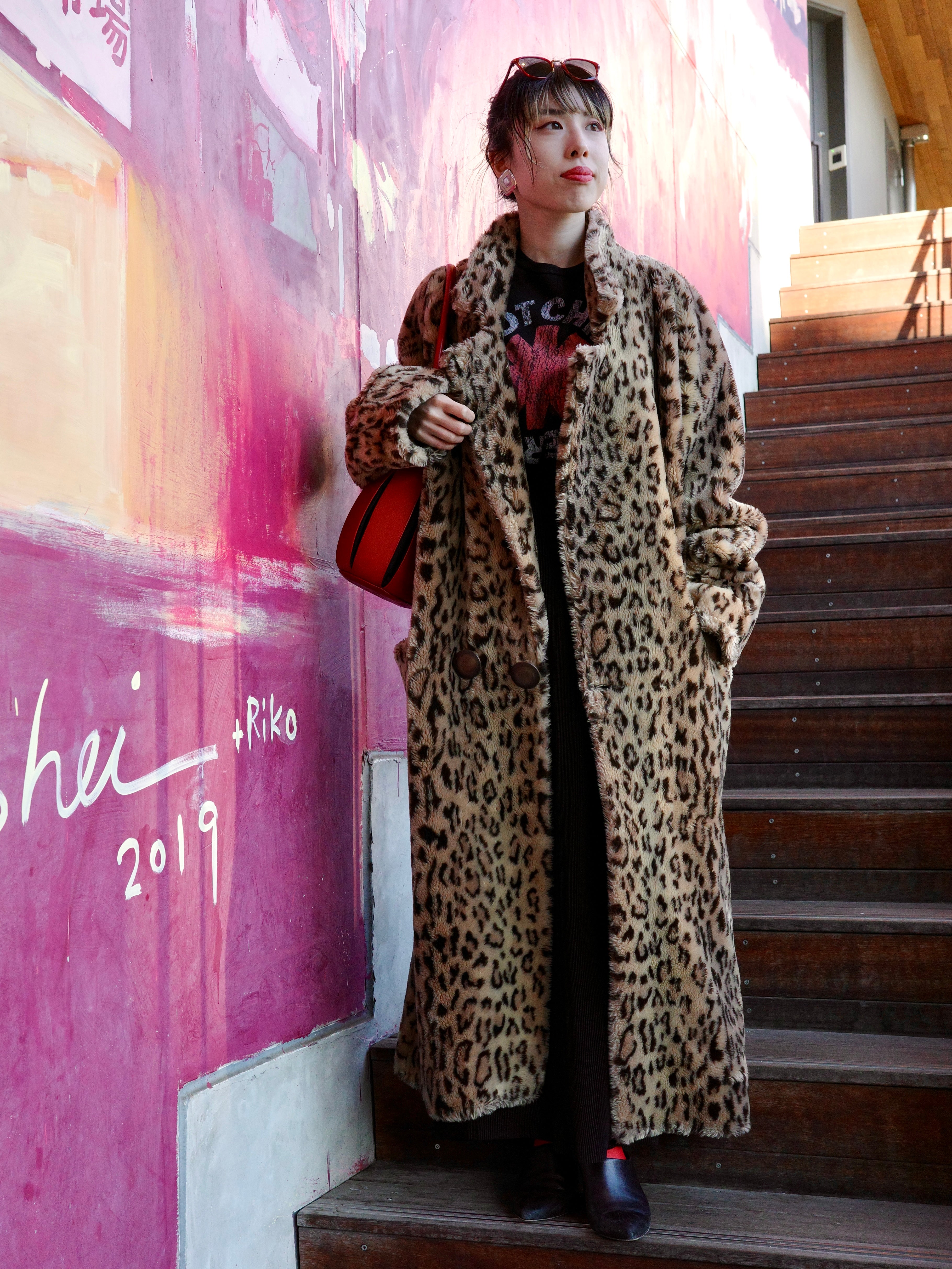 一着で存在感抜群！豹柄ロングコートを主役にした大人休日コーデ – bed