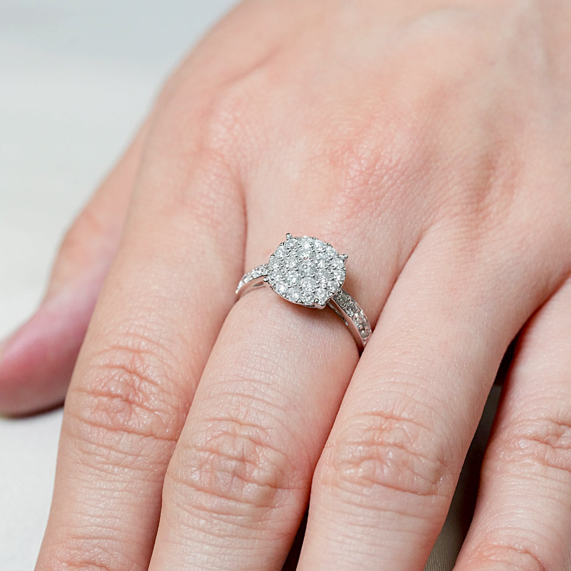 クラスター ダイヤモンド リング – K18WG、0.75ct