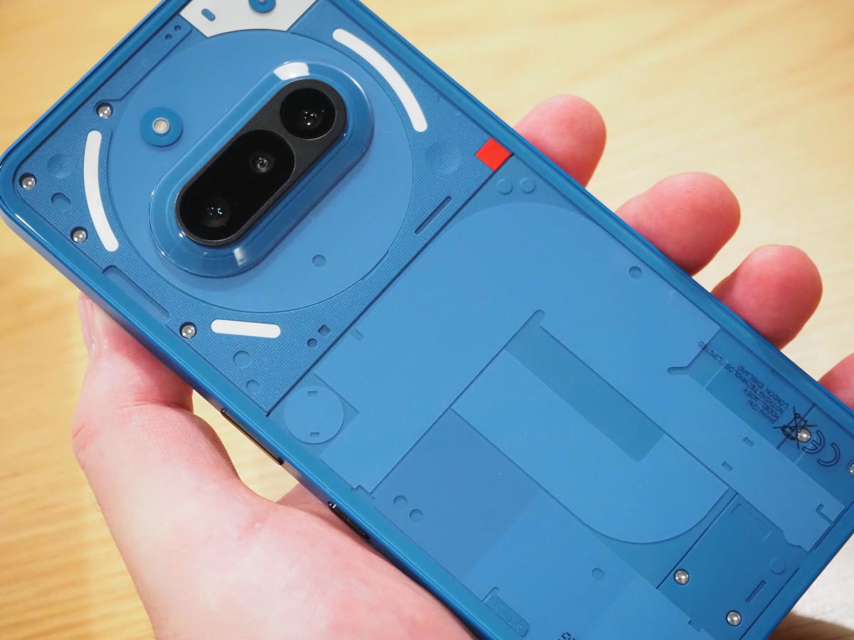 3万円台の格安デザインスマホ「Nothing Phone(3a)」速攻レビュー、初の