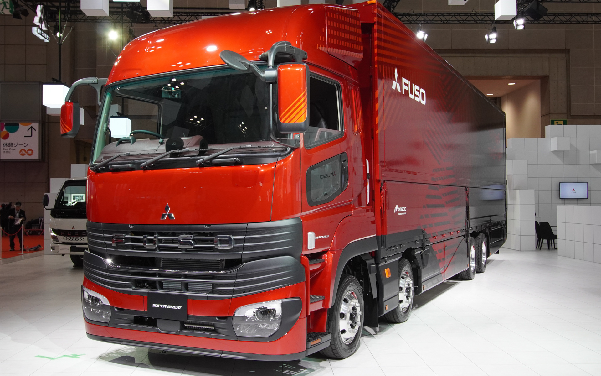 三菱ふそう、新型「スーパーグレート」世界初公開 年内に国内発売へ