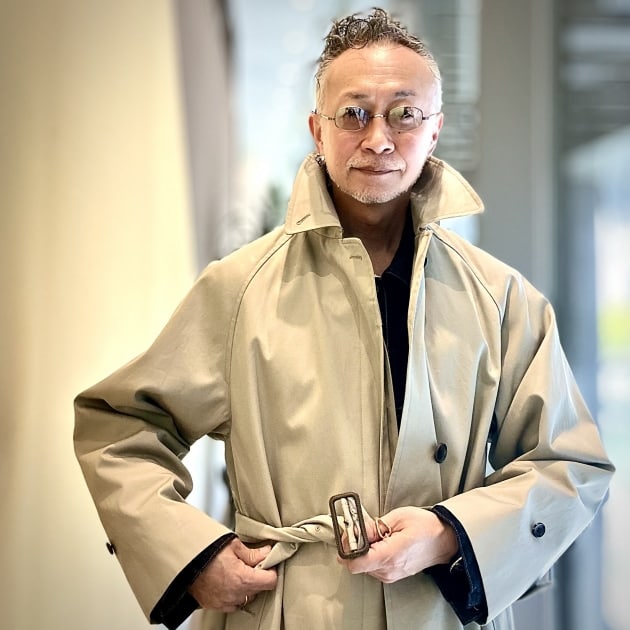 定番ベルテッドバルカラーコートスタイリング。｜BEAMS F（ビームスF