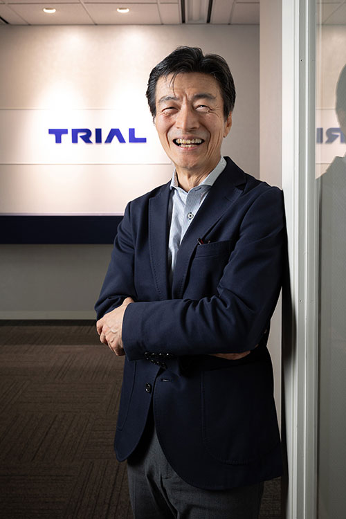 トライアル・亀田副会長「西友と組んで小型店も」 首都圏攻略へ：日経