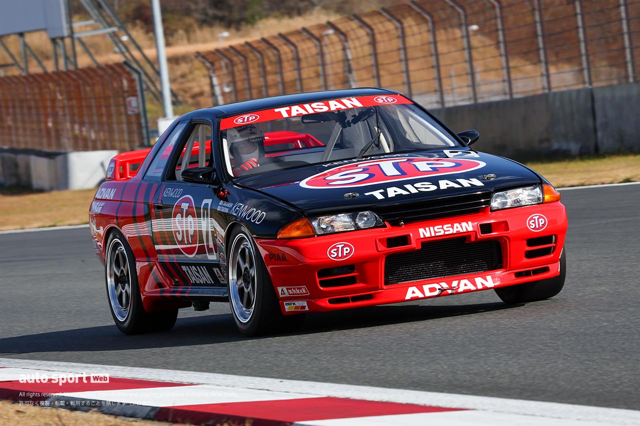 親父であり、神様」国さんを偲び土屋圭市が思い出のヘルメットでR32 GT