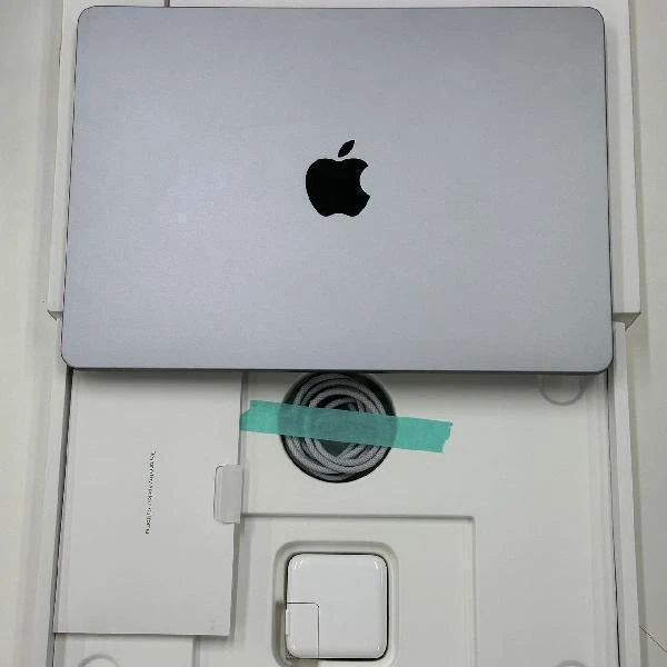 MacBook Air 13インチ M3 2024 8GB 256GB A3113 新品同様 スペース