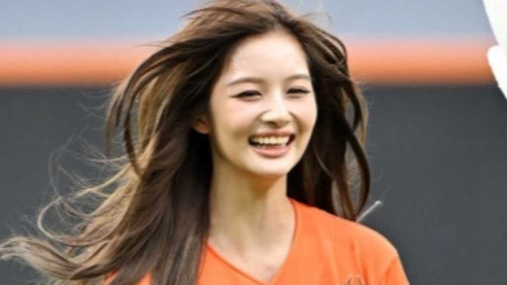 PHOTO】NMIXX ソリュン、始球式に登場…愛らしい笑顔 - Kstyle