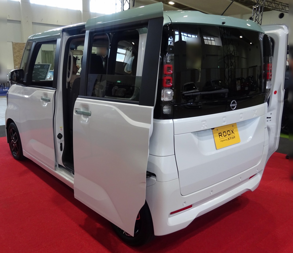 フルモデルチェンジ版・日産の新型ルークスの実車を見に来ていたお客