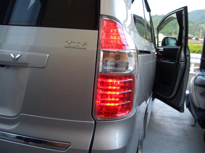 ノアテール4灯化 その1（トヨタ ヴォクシー・70系）by ジギンガーヒロ