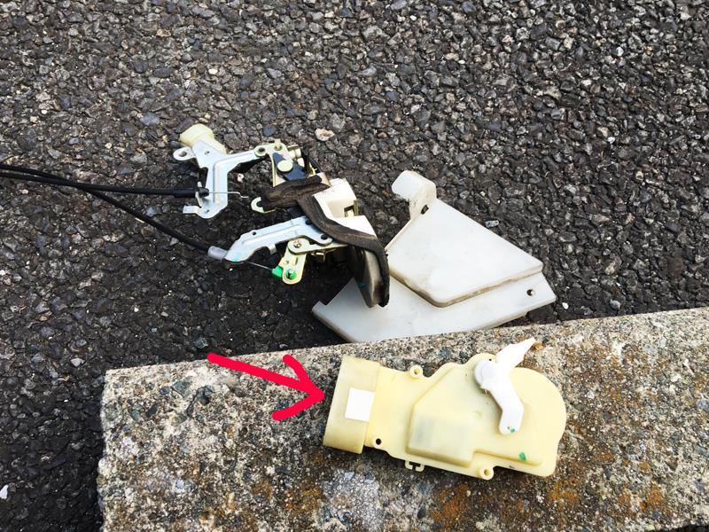 ドアロックアクチュエーター モーター交換（その3）（トヨタ アリスト