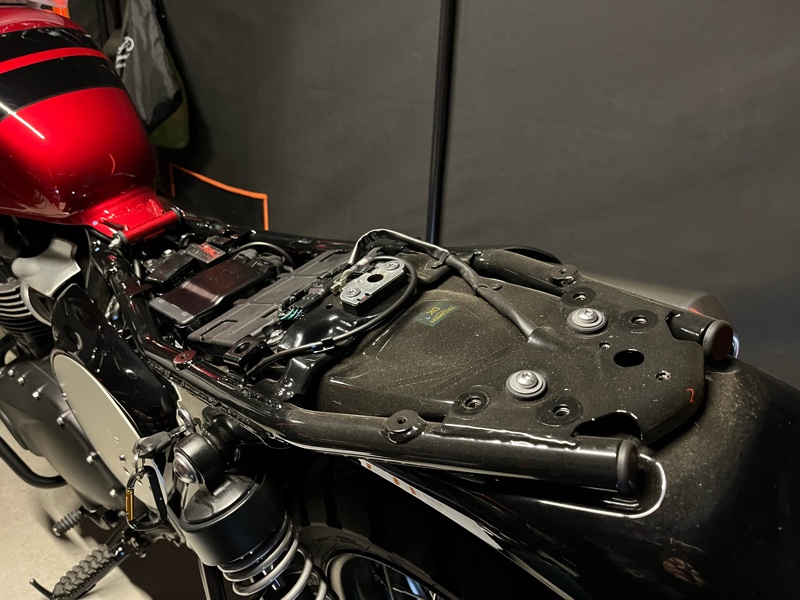 トライアンフ純正OPベンチシートに交換（トライアンフ スクランブラー