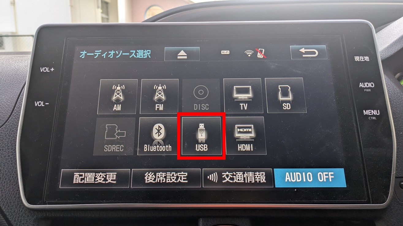 USB HDD取付（トヨタ ヴォクシー ハイブリッド・80系）by KELCHIOR R32