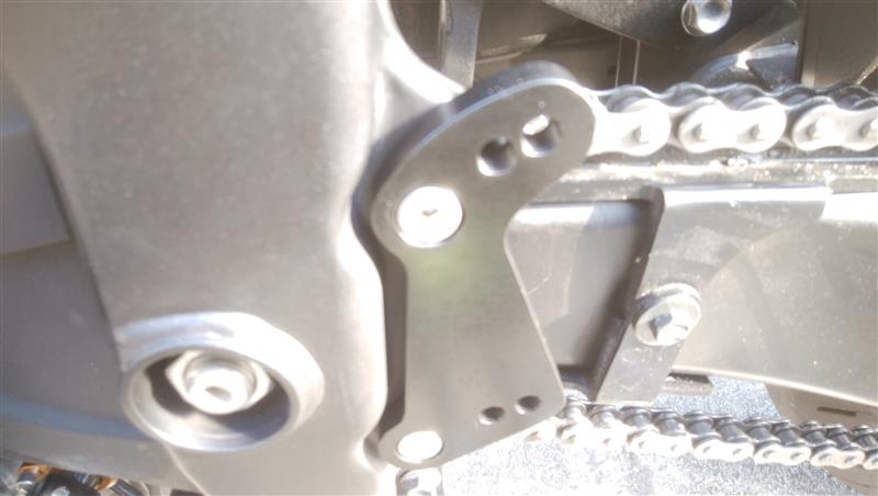 バックプレートの取り付け（カワサキ Ninja ZX-25R）by ジャガー