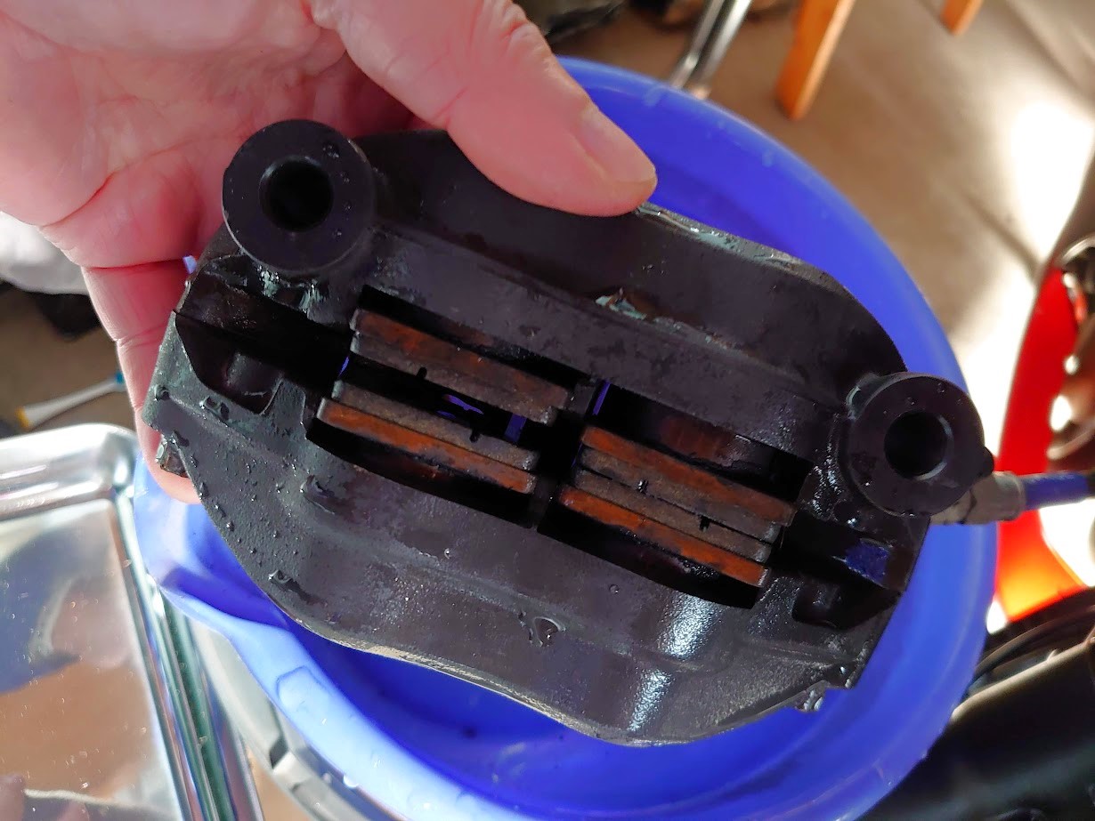 3月23日フロントブレーキのメンテナンス作業（カワサキ NINJA ZX14R