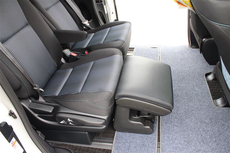 トヨタ(純正) オットマン のパーツレビュー | ヴォクシー(えいじやん