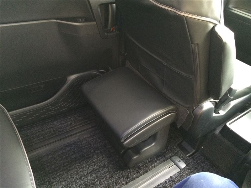 トヨタ(純正) オットマン のパーツレビュー | ノア ハイブリッド