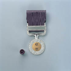 藍綬褒章(らんじゅほうしょう)」の意味や使い方 わかりやすく解説