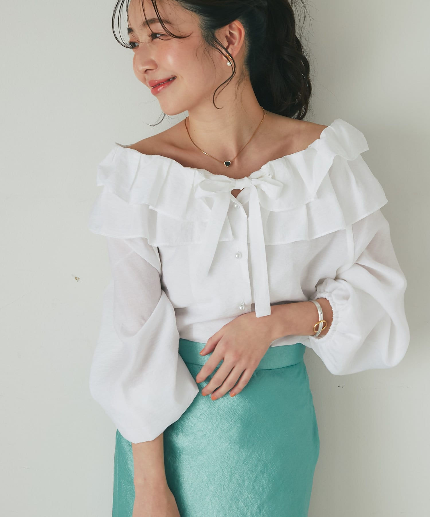 ホワイト復刻！新色登場】ギャザーフリルリボンブラウス | La boutique