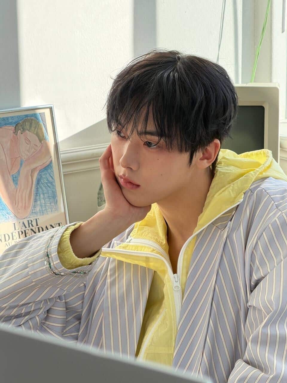 ASTRO ユンサナ、ストライプスタイルで見せた自然体の近況フォト公開