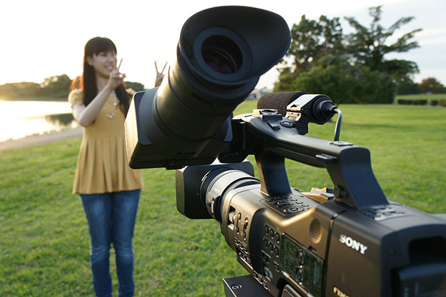 岡英史のNewFinder]Vol.24 大判センサーENGカメラ登場!?〜SONY NEX