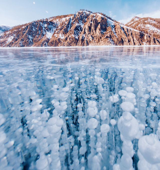 世界で最も古く、深く、透明度が高い。冬の「バイカル湖」の上に立つ