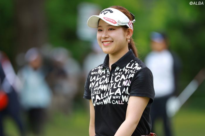 吉田優利の妹・鈴が “ねこカフェ” でメロメロに！ 「ネコに癒されてる